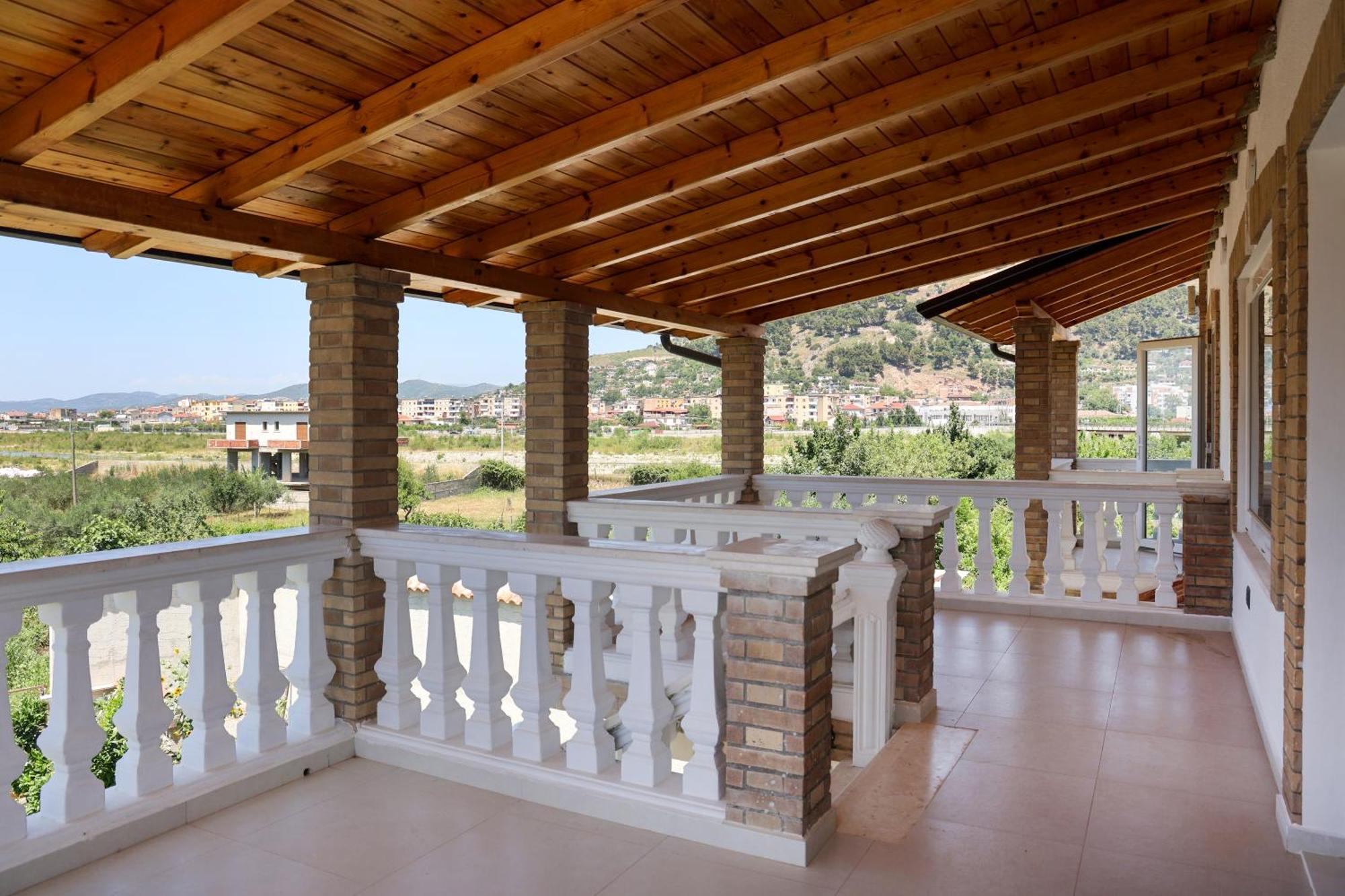 Villa Lejzo - Swimming Pool Berat Esterno foto
