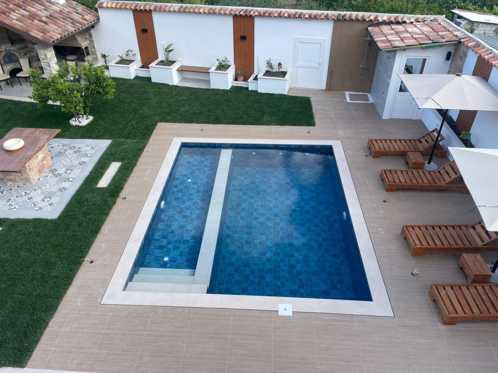 Villa Lejzo - Swimming Pool Berat Esterno foto